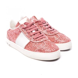 Glittriga rosa valentino flycrew - Skitsnygga unika flycrews ja köpte för ca två månader sen men tyvär knappt använt. 2 nitar är av men man tänker däremot knappt på det, syns knappt. Säljer för det har blivit för små för mig 🌸🥰💕