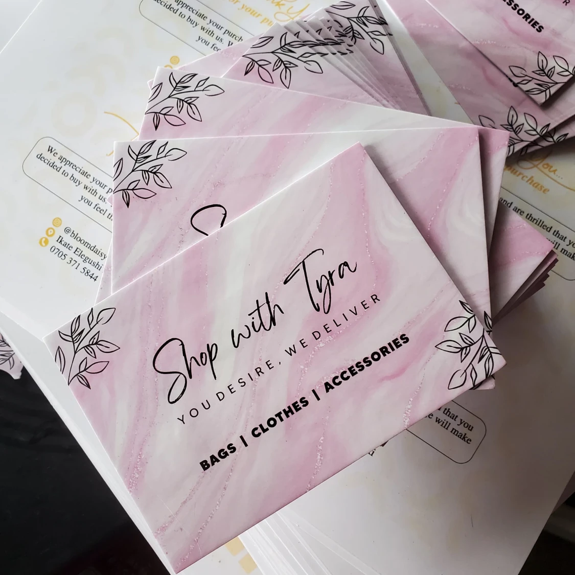 Svart och vitmönstrat örhänge från Shop with Tyra - 1