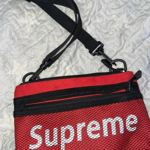 Supreme väska - En Supreme väska K0PIA. Har nån fläck på baksidan men går säkert att tvätta bort. Obs K0PIA. BARA 5KR🚀 