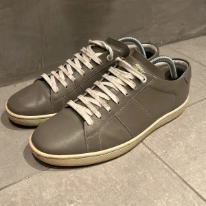 Saint Laurent - Tja! Säljer nu dessa sjyssta SL/03 Saint Laurent skorna! De är gråa i läder och storlek 42 och passar perfekt som så. De är använda men fortfarande i bra skick. Ingen låda eller dustbag medföljer