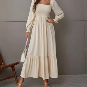 Ljus långklänning med puffärm - Superfin långklänning i ljus beige med smockad överdel och fyrkantig ringning. Perfekt för sommarens alla tillfällen.🤍Använd en gång! Super bra skick.  Strl S 