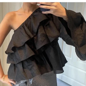Volang blus - Säljer min super snygga svart oneshoulder topp med volanger🩷