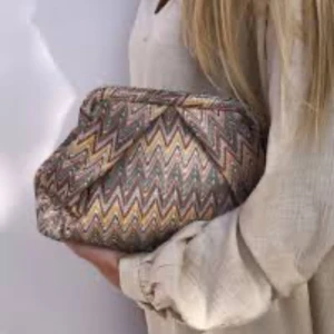Mönstrad clutch från becksöndergaard - Säljer en kuvertväska med färgglatt zickzackmönster i beige, grön, gul och rosa. Väskan har en mjuk, vadderad form och är tillverkad i bomullstyg. Perfekt att bära i handen för en cool och unik look. Den är slutsåld överallt därav priset. Har aldrig använt den. Väskan har lapparna kvar.  Kom med prisförslag ❣️