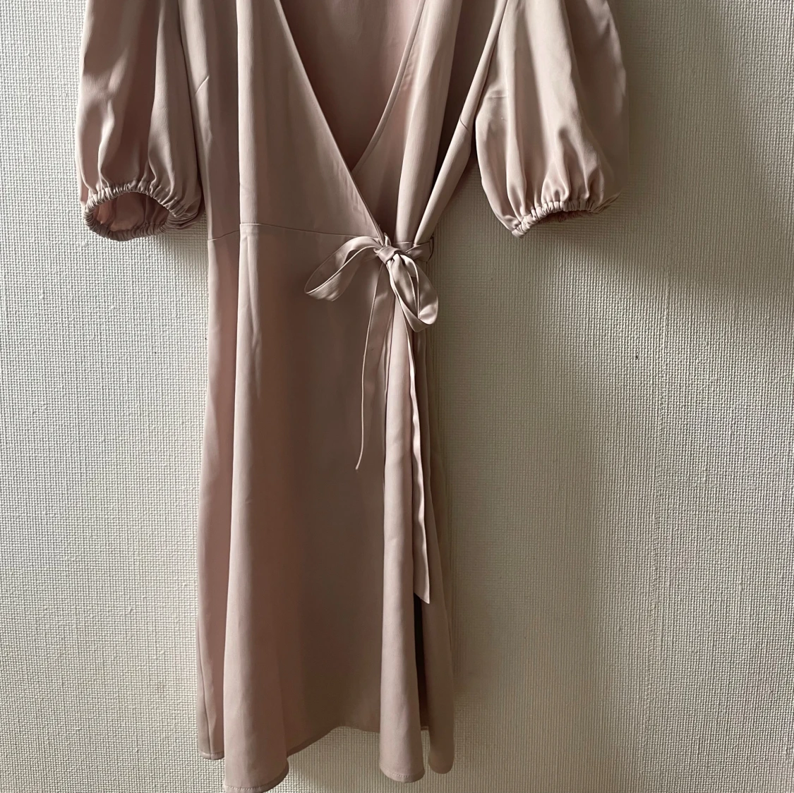 Beige omlottklänning från Bik Bok - 3