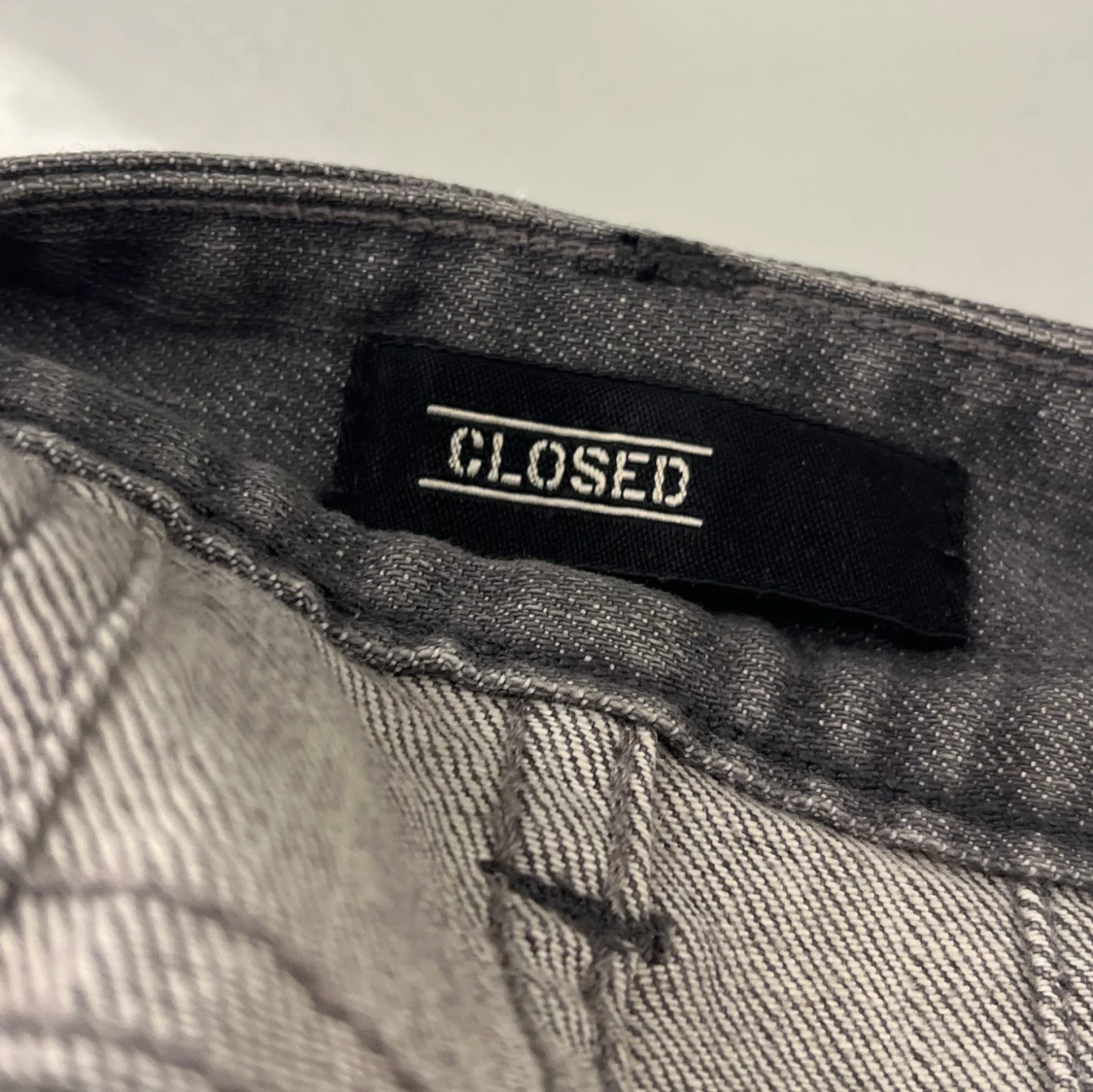 Grå jeanskjol från Closed - 2