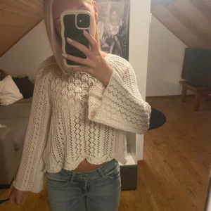 Vit stickad tröja från ONLY  - Nästan aldrig använd och är superfin nu till sommaren!💘 