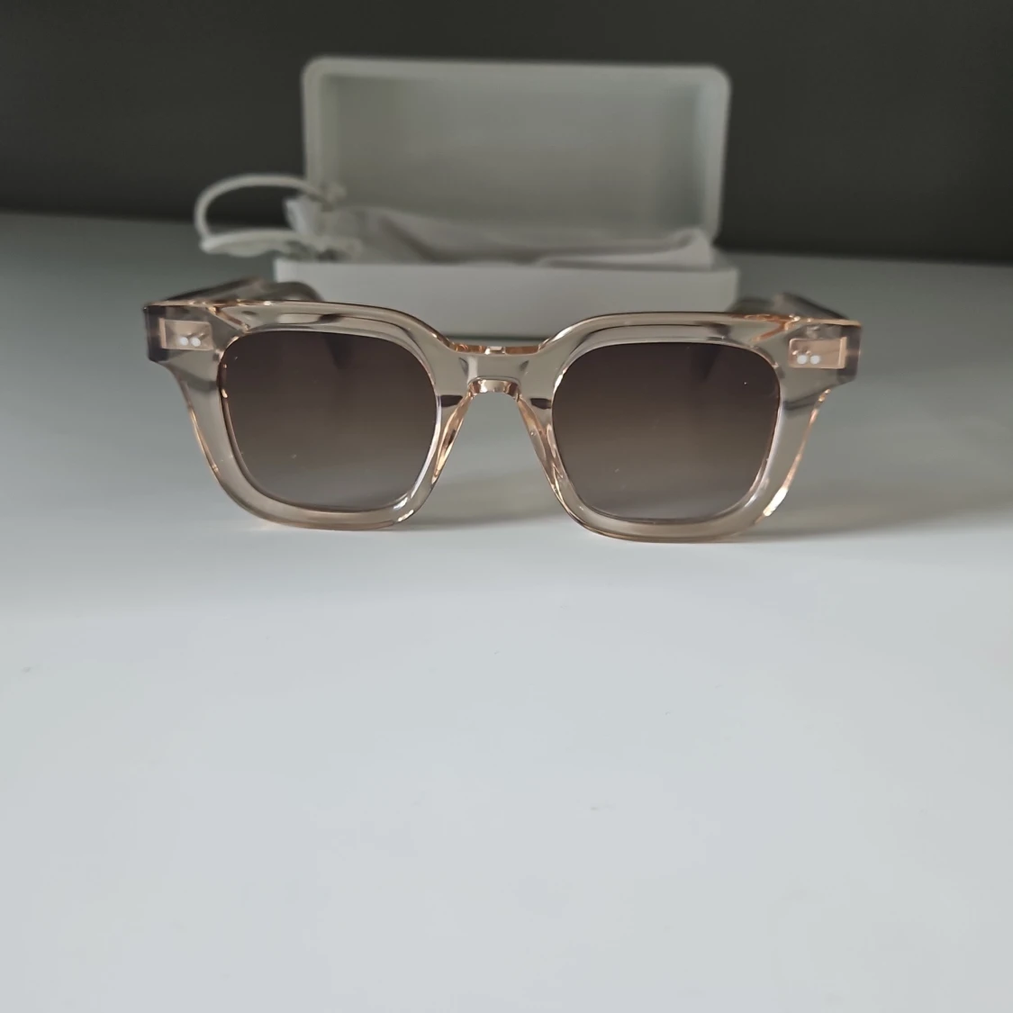 Beige fyrkantiga solglasögon Chimi - 2