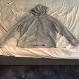 Lacoste zip hoodie  - Säljer denna hoodie för jag använder den inte. Den är i perfekt form, inga fläckar och knappt använd. 