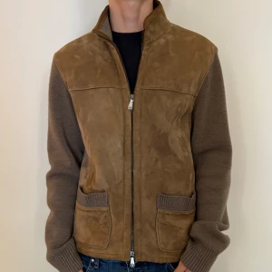  Pal Zileri - Italiensk mockajacka med stickade ärmar -  Är väldigt öppen för byten! Kan gå ner u pris! Nypris cirka 25000 kr! Snygg jacka i äkta mocka från det italienska lyxmärket Pal Zileri med stickade bruna ärmar och mjukt foder. Köptes för ett antal år sedan för 2399€ och har inte kommit till användning. Jackan har två stora fickor framtill, dragkedja och hög krage. Perfekt för dig som gillar en unik och stilren look med blandade material. 