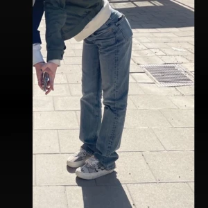 Blå raka jeans från Zara - Blå/grå jeans från Zara som är midwaist. Har blivit slitna nertill därav priset💕💕