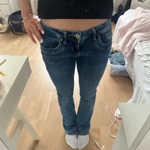 Ltb valerie low waist bootcut jeans - Snygga blå jeans med låg midja och klassisk femficksdesign. Jeansen har utavängda ben och en normal passform, perfekta till en avslappnad stil. Tillverkade i mjukt denimtyg med lätt tvättad look och detaljerade bakfickor.
