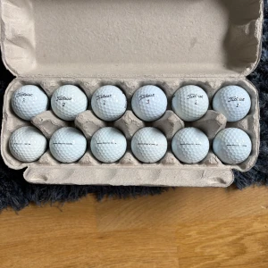 Titleist mix med pro v1 i mycket bra skick - 12 st golfbollar av märket Titleist, bland annat modellerna Pro V1, Tour Soft och NXT Tour.   Varav 6 är pro v1 , 5 tour soft och 1 NXT tour. Golfbollarna är i ett mycket bra skick.  Enligt många golfare är pro v1 en av de bästa Florida bollarna som finns. Jag säljer bollar för billigt pris med bra kvalitet. Om ni har några funderingar är det bara att skriva jag svarar snabbt. 