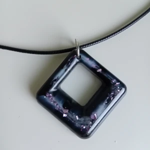 Halsband  - Halsband skapat i reqin/epoxy. Motivet är ca 4cm långt. Bandet kan justeras 