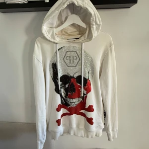 Philip Plein hoodie - Säljer denna åt min kille då han inte använder den mer! Sparsamt använd och ser ut som ny, alla stenar sitter kvar! Finns äkthetsbevis, qr kod samt äkthetsnummer som jag skickar bild på vid intresse! 