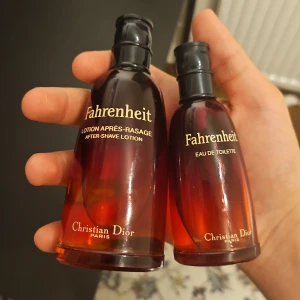 Fahrenheit parfym & after shave Dior - Två flaskor från Christian Dior: Fahrenheit Eau de Toilette och After-Shave Lotion. Båda i snygga glasflaskor med röd till svart gradient och guldfärgad text. Klassisk och maskulin doft, perfekt för dig som gillar exklusiva parfymer.