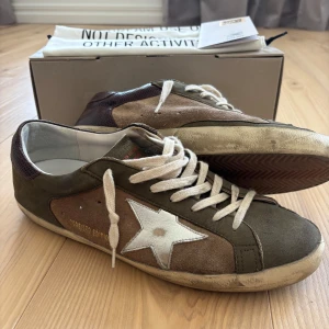 Golden Goose Superstar Ltd edition - Golden Goose Superstar sneakers i olivgrönt och brunt skinn och mocka. Helt i nyskick eftersom dem nästan aldrig är använda pga att dem är för små för mig. Köpta för 6000+ och inte längre tillgängliga på hemsidan då dem är limited edition. 