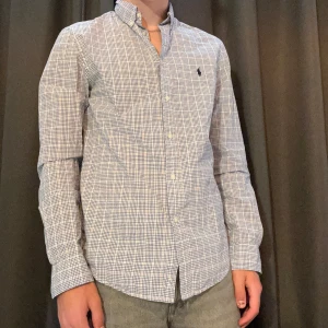 Ralph Lauren skjorta  - Säljer en blå/vit, rutig och långärmad skjorta från Ralph Lauren🤩Storlek: XL (är bara lite stor och är 170). Skriv om ni har frågor😊🤝