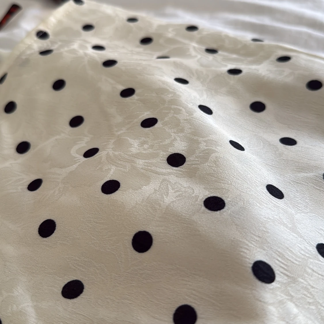 Vit omlottopp set med svarta prickar - 2