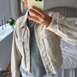 Beige jeansjacka  - Säljer min beiga jacka från gina i storlek 34
