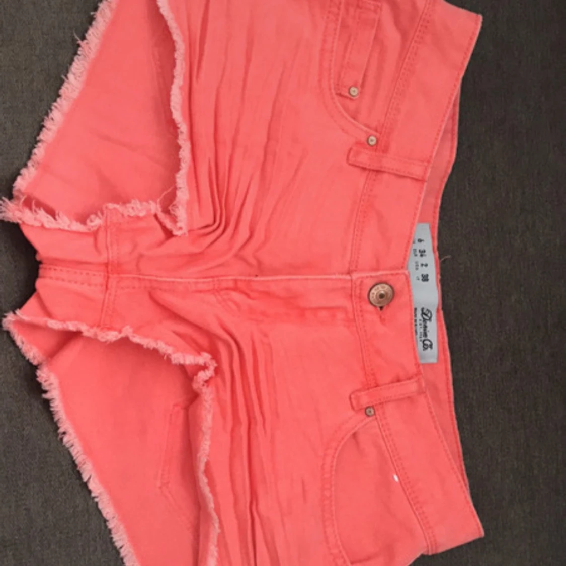 Korallrosa jeansshorts med fransar