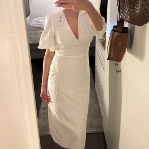 Vit klänning nakd - Säljer denna superfina klänningen från Nakd i storlek 36 med prislapp kvar. Kostar 799 från början