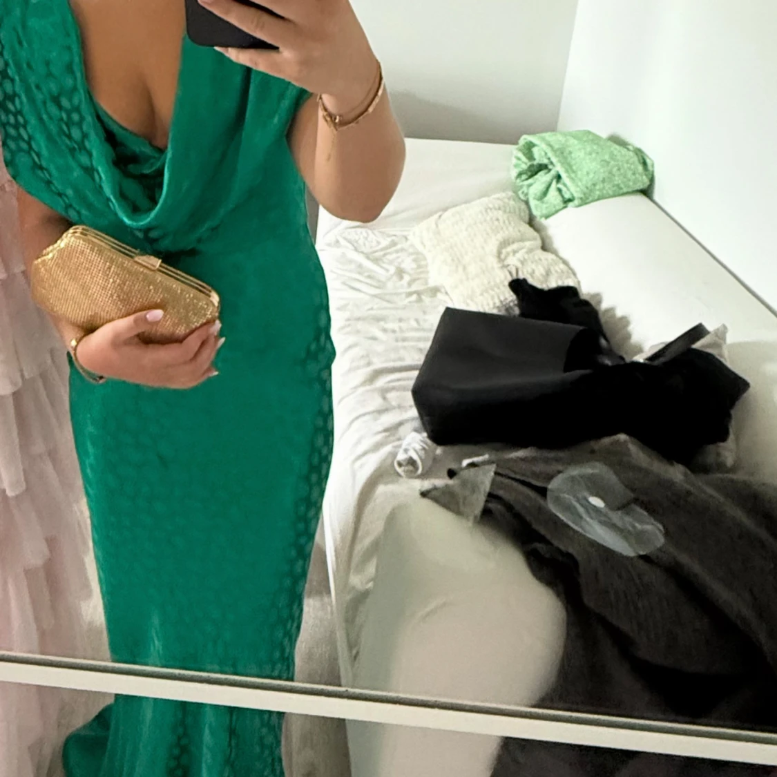 Grön långklänning i satinlook - 1