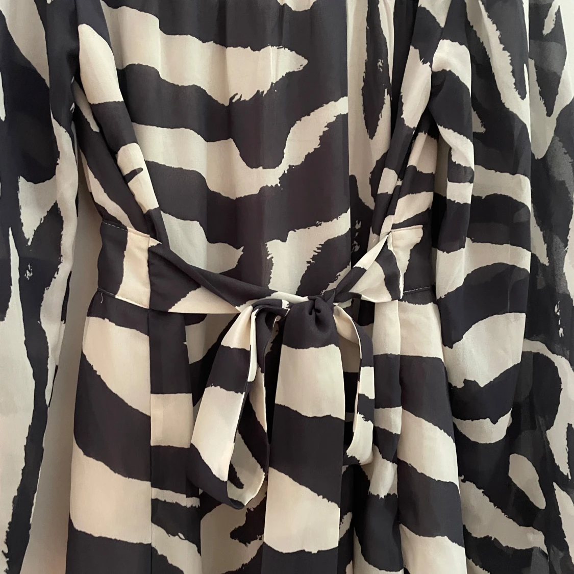 Zebramönstrad kortklänning med knyt - 1