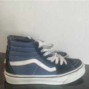 Höga vans - Svin snygga trendiga Vans skor. Står ej storlek men är ganska säker på att de är storlek 36 då de passar mig som har det!