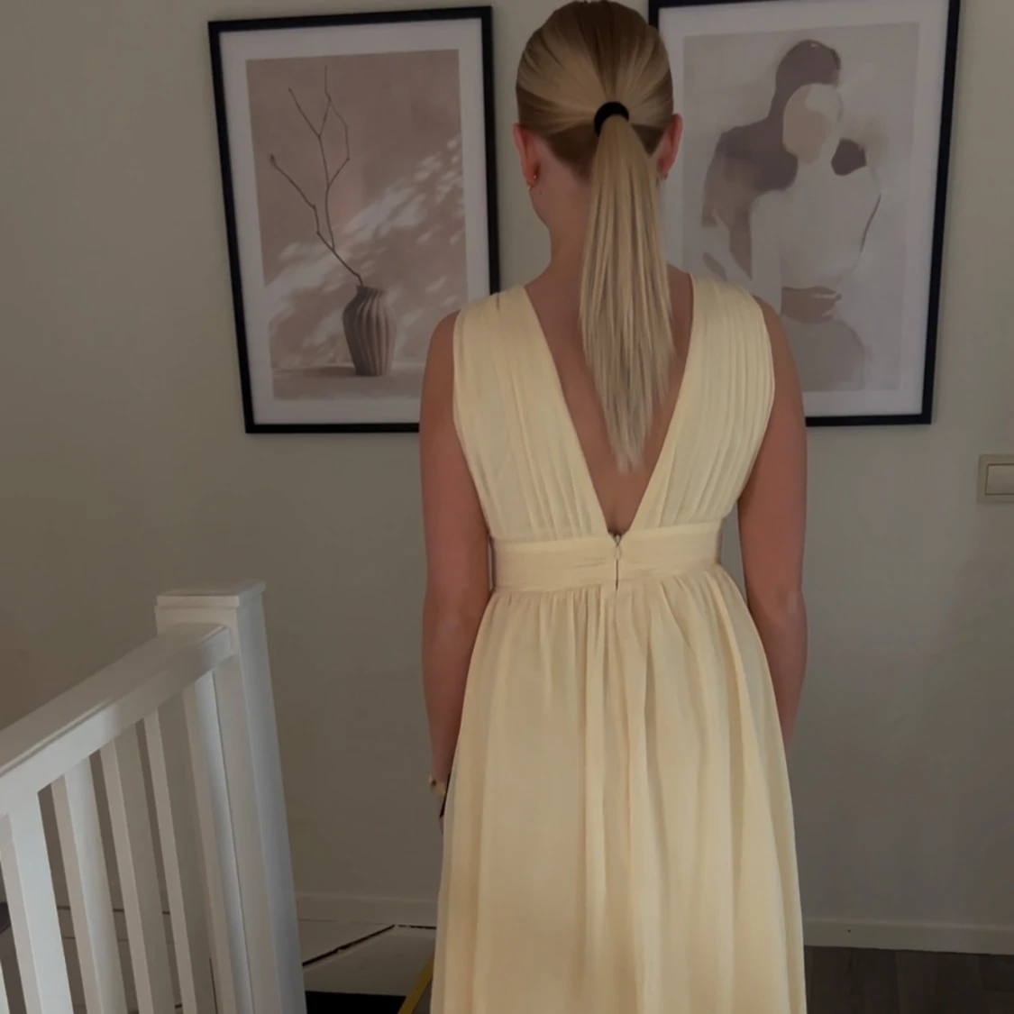 Ljusgul långklänning med slits - 1