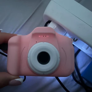 Barnkamera  - Jätte gullig baby rosa barnkamera. Du får även med laddaren. Passar både nybörjare och dig som vill ha en rolig kamera att ta med överallt.                                 Tveka inte att höra av dig vid frågor.💗