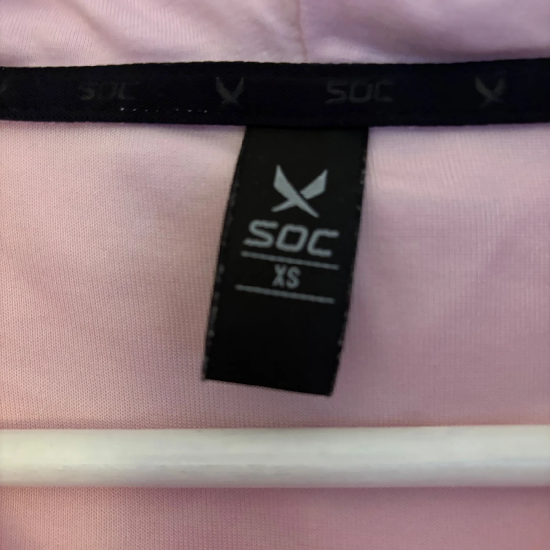 Ljusrosa hoodie från SOC med half zip - 2