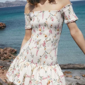 Blommig offshoulder klänning SÖKER - Söker denna klänning, skriv jättegärna om du säljer en!! Kan vara XS,S,M och kanske L