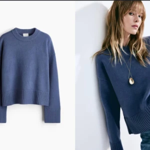 As cool tröja  - Snygg blå stickad tröja med breda ribbade muddar vid ärmslut, nederkant och halsringning. Modellen är något croppad och har en relaxed fit med långa ärmar. Perfekt att styla med jeans eller kjol för en chill look. Använd 1 gång så typ helt ny