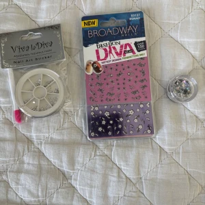 Nageldekorationer och stickers - Nageldekorationer för 40 kr för allt 