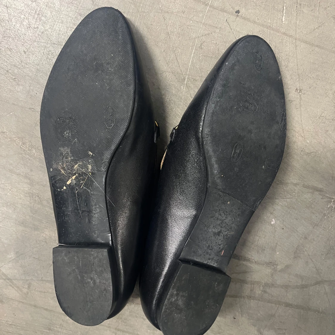 Svarta loafers med guldspänne - 1