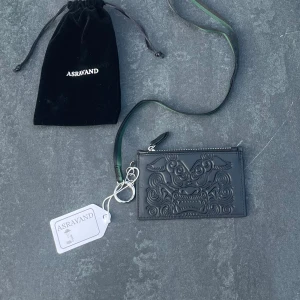 Korthållare - Pris är inte förhandlingsbart! Asravand plånbok med snöre,  100% äkta läder  Går ta av snöre och använda den som vanlig plånbok Tags och dustbag medföljer