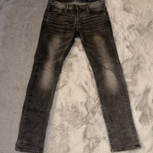 Armani Exchange Jeans Slim Fit - Säljer ett par Armani Exchange Jeans. Grey Denim. Slim fit. Storlek 30x32. Mycket bra skick. 100% äkta kvitto finns. Nypris 1235:- kr