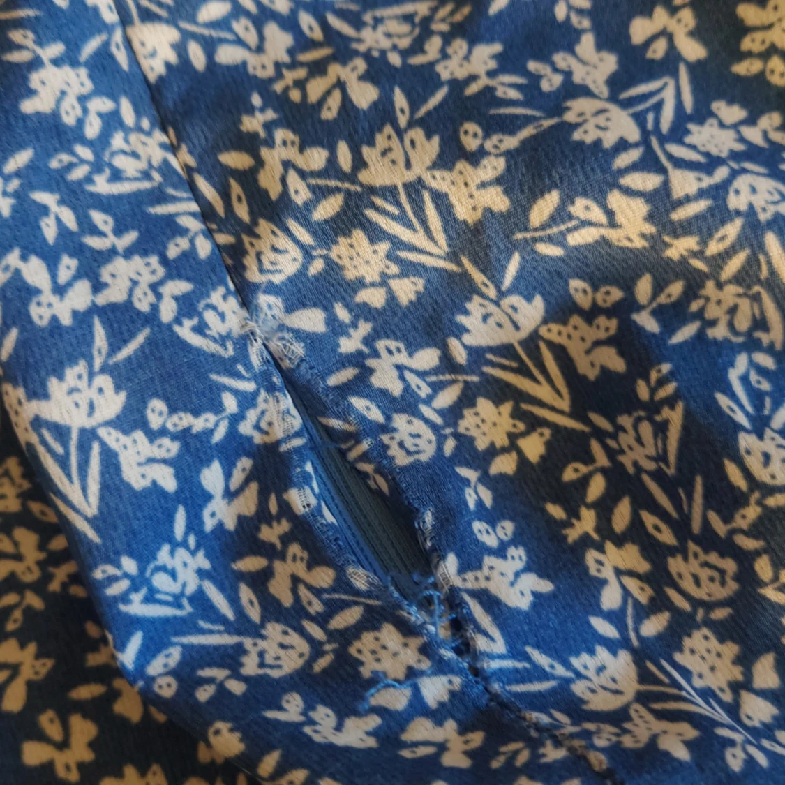 Blå blommig kjol med volang - 1