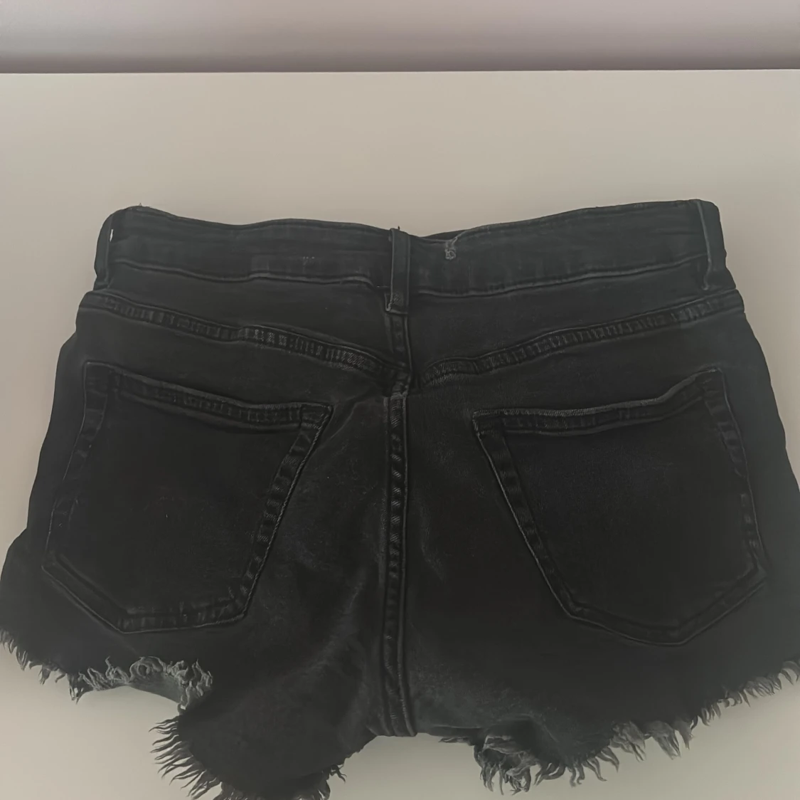 Svarta jeansshorts från H&M Divided - 2