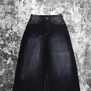 Feta baggy jeans w30 - Ka fixa mått och sånt om det behövs har klippt dom kortare som man ser i bilden priss går att diskutera såklart och fixar mer bilder men jävligt bra skick!! [Längd 98cm ish]