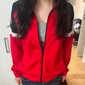 Röd Adidas vindjacka❤️ - Säljer denna snygga sportiga adidas jackan! perfekt att ha över en tröja om det är lite kyligt🫶🏼               (pris kan diskuteras)