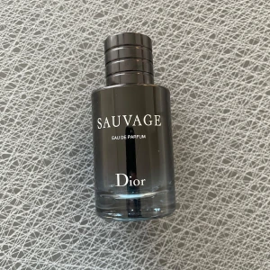 Dior Sauvage Eau de Parfum - Dior Sauvage Eau de Parfum. Det är en 50ml parfym men jag har använt den så det är ca 30-kvar, jätte god och fräsch. För fler frågor tveka inte o skriva.