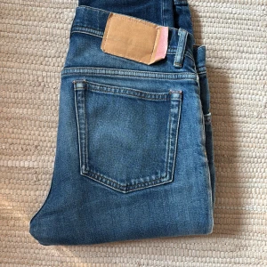 Acne Studios slim jeans - Snygga blå jeans från Acne Studios. Jeansen är slim fit, och har en snygg passform. Det finns en defekt på höger framficka, syns knappt vid användning. Kontakta vid frågor!☺️