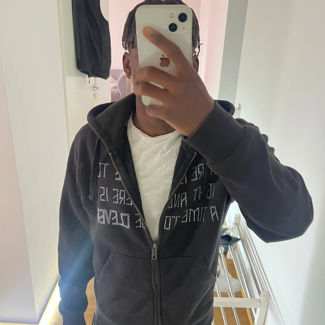 Svart hoodie med text och dragkedja