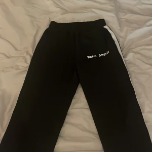 Palm Angels Byxor - Säljer mina Palms Angels byxor då jag inte använder dom längre. Dom är i storlek S och är inte använda så jättemycket. Priset kan diskuteras!