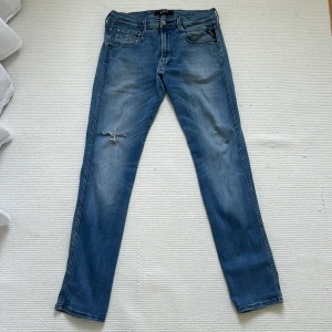 Blå Replay jeans med slitning - Säljer ett par blå jeans från Replay, storlek 32/32 skulle säga de passar dig som är 170-175. 