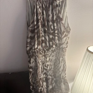 Zebra mönstrad klänning från zara  - Populär och eftertraktad zebra klänning ifrån Zara i storlek Xs som inte går att få tag på längre 🫶🏼🫶🏼 knappast använd så som ny!!