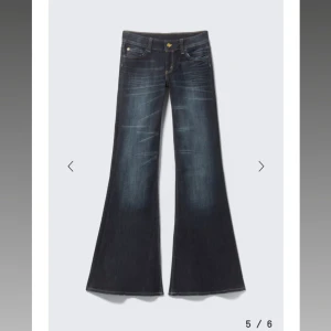 Cheap Monday flare jeans 26/32 - Snygga blå jeans från Cheap Monday med låg midja och utsvängda ben. Aldrig använda - nyskick. Köptes för 399kr, prislappen sitter fortfarande kvar 