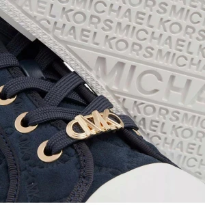  Michael Kors skor Navy - Orginalpris 2600kr. De är knappt knappt använda. Går att diskutera pris osv. Skorna är i storlek 38-39. Jag är rätt säker på detta är samma modell som mina skor hemma, det känns som dessa är lite högre än mina men kan skicka egna bilder om ni vill så kan ni dubbelkolla ❤️