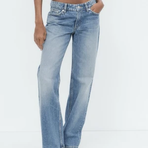 Low waist raka Zara jeans - Säljer dessa blåa lågmidjade raka jeans från Zara! Helt oanvända, lappen kvar!